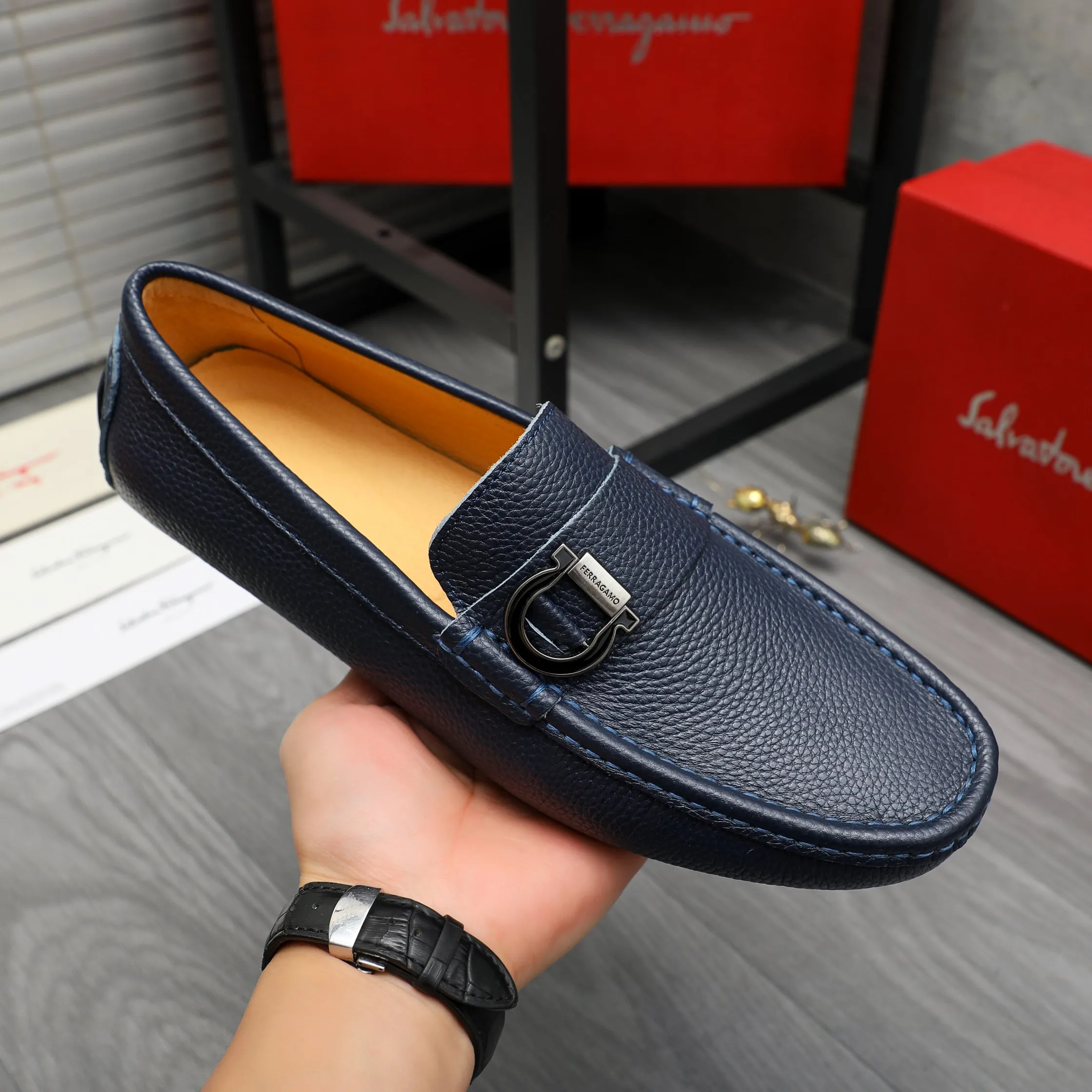 Men's shoes 💰p380 Product trademark: Ferragamo " Ferragamo ] Casual slip-on men's shoes Regular size: 38-45 Product material: Selected pebbled cowhide upper, pigskin lining, rubber outsole